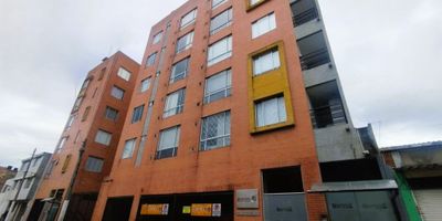 Se arrienda apartamento en San Joaquín, piso 4 con ascensor, buenos acabados y excelente iluminación; consta de espacio para sala-comedor, cocina integral a gas, zona de lavado, 1 habitación con closet, 1 baño y 1 parqueadero cubierto independiente. El conjunto cuenta con vigilancia 24/7, zona BBQ, zona infantil, salón comunal...; ubicado cerca de la Av. Rojas, Calle 63, Universidad Libre y del Jardín Botánico.