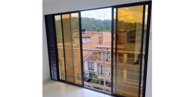 ? Se Arrienda Apartamento Nuevo – Bosques de San Pablo, Robledo Pilarica

Hermoso apartamento nuevo ubicado en la urbanización abierta Bosques de San Pablo, sector Robledo Pilarica.

El inmueble cuenta con:


 
 Sala y comedor amplios y bien iluminados
 
 
 Cocina Integral
 
 
 Zona de ropas independiente
 
 
 2 baños completos
 
 
 2 habitaciones cómodas y ventiladas
 
 
 Posibilidad de parquedo de Moto
 


Características del conjunto:


 
 Urbanización abierta, de libre circulación
 
 
 Sin portería ni administración
 
 
 Zonas verdes y dos parques infantiles
 


Excelente ubicación con fáciles vías de acceso y cercanía a cinco rutas de transporte público.
A pocos minutos del Colegio Mayor, ITM, Universidad Pascual Bravo, Centro Comercial La Florida y Hospital Pablo Tobón Uribe.

? Piso 3 | Nuevo | Iluminado | Listo para habitar

codigo de inmueble 9538953
