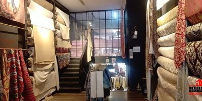 Se arrienda amplio local ubicado en el corazón del centro sobre Junín, ideal para comercio, oficinas o servicios. Cuenta con 135 metros cuadrados distribuidos en dos niveles, lo que permite organizar áreas independientes para atención al público y operaciones internas. Incluye cocineta y baño privado, brindando comodidad para el personal. Excelente ubicación con alto flujo peatonal, fácil acceso a transporte público y rodeado de comercios, bancos y restaurantes. Perfecto para negocios que buscan visibilidad y funcionalidad en una zona estratégica. Desocupación inmueble disponible a partir del 1 de enero de 2026