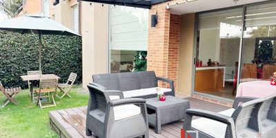 Camino de Arrayanes | La mejor casa del conjunto.
Espectacular casa esquinera de 192 m² con el jardín privado más grande y la mejor vista del conjunto. Su ubicación privilegiada ofrece tres frentes abiertos, gran iluminación natural, privacidad total y un ambiente único. La zona social se integra con el jardín, creando espacios amplios, frescos y llenos de luz. Cocina funcional, habitaciones iluminadas y excelente ventilación. Conjunto cerrado rodeado de naturaleza, senderos, zonas verdes y vigilancia 24/7.
Canon: $7.207.500 + administración (total $8.500.000).
Una casa única, ideal para familias que buscan amplitud, tranquilidad y un espacio exterior excepcional. Cod: 631