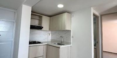 Se arrienda apartamento ubicado en unidad residencial, cuenta con 3 habitaciones con closet, 1 baño completo, zona de ropas, sala comedor, cocina integral, balcón Agenda cita Robinson Guisao 3013959075