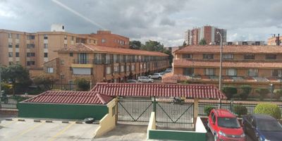 Arriendo casa SUBA CAMPIÑA  conjunto NAVETAS VERDES, 3 alcobas, 3 baños, estudio, garaje cubierto.
 3 niveles:  primer nivel: sala comedor, baño social, estudio, cocina integral gas, patio
segundo nivel: dos alcobas con closets, 2  baños completos ,   tercer nivel: ALTILLO  alcoba no tiene closet pisos en madera lamina,  esquinera, conjunto cuenta con salón comunal, parque infantil. cerca a centros comerciales, excelentes vías de acceso y transporte, cerca estaciones de Transmilenio a una cuadra de la avenida suba 
Contacto y Cita previa  Jacqueline Martin  3118982171.... Robert Esparza 3222101918
1.	Contáctenos también por WhatsApp,   ….. 2. Cita previa, …. 3. WWW.INMOBILIARIACARLOSDURAN.CO,...........4.	 Aseguramos con Libertador, Sura, Fianza inmobiliaria de Bogotá,;                                                       5.	Preguntemos por el VIDEO de la propiedad, .....6.	 Instagram: inmobiliaria_carlosduran