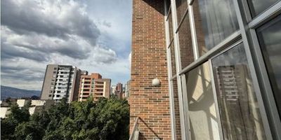 Disfruta de este Pent-house con agradable vista panorámica en el sector Zúñiga con un área de 177 metros, con excelentes acabados y una cómoda distribución, cuenta con 3 amplias habitaciones más habitación del servicio, cocina con iluminación natural, zona de ropas independiente, piso en porcelanato, Este apartamento es ideal para descansar o compartir en familia, cuenta con parqueadero privado en unidad cerrada con Portería 24 horas, salón social, jardín, sendero de mascotas y juegos infantiles adicional vas a poder contar con cómodas vías de acceso, senderos peatonales, cerca podrás encontrar restaurantes, supermercados, bancos, iglesias, gimnasios, centros comerciales entre otras más. Agenda tu visita ahora!!!    