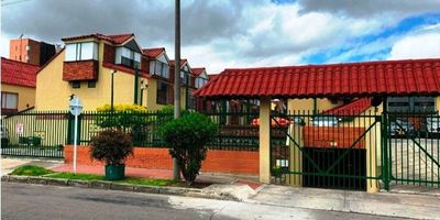 Arriendo casa SUBA CAMPIÑA  conjunto NAVETAS VERDES, 3 alcobas, 3 baños, estudio, garaje cubierto.
 3 niveles:  primer nivel: sala comedor, baño social, estudio, cocina integral gas, patio
segundo nivel: dos alcobas con closets, 2  baños completos ,   tercer nivel: ALTILLO  alcoba no tiene closet pisos en madera lamina,  esquinera, conjunto cuenta con salón comunal, parque infantil. cerca a centros comerciales, excelentes vías de acceso y transporte, cerca estaciones de Transmilenio a una cuadra de la avenida suba 
Contacto y Cita previa  Jacqueline Martin  3118982171.... Robert Esparza 3222101918
1.	Contáctenos también por WhatsApp,   ….. 2. Cita previa, …. 3. WWW.INMOBILIARIACARLOSDURAN.CO,...........4.	 Aseguramos con Libertador, Sura, Fianza inmobiliaria de Bogotá,;                                                       5.	Preguntemos por el VIDEO de la propiedad, .....6.	 Instagram: inmobiliaria_carlosduran