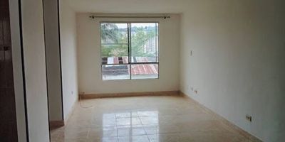 SE ALQUILA Apartamento piso 4 en conjunto cerrado al oeste de Cali, estrato 3, antigüedad 15 años. BENEFICIOS SECTOR Cerca a centros comerciales, supermercados, restaurantes, parques, centros médicos.   CARACTERÍSTICAS Tiene área de 55 m2, sala-comedor, cocina con gabinetes, zona de oficio, 3 habitaciones  con clóset, 1 baño. OTROS VALORES AGREGADOS APTO Muy iluminado, fresco y ventilado, la cocina cuenta con gabinetes superiores, pisos en cerámica. ZONA SOCIAL Abundantes zonas verdes con frondosos árboles y plantas con flores, PARQUEADERO COMUNITARIO