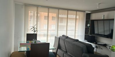 Hermoso apartamento de 66 metros cuadrados ubicado en piso 10 con vista exterior, cuenta con 3 habitaciones, dos baños, parqueadero privado cubierto y amplio depósito externo, 2 balcones, con cortinas, cortina del balcón principal automática, centro de entretenimiento en la sala, todas las habitaciones cuentan con closet, cocina integral con muebles de cocina, espacio para nevecón con conexión de agua y espacio para torre de lavado con conexión de gas, habitación principal con baño privado y cuarto de vestier.

Ubicado en las afueras de Mosquera, zona tranquila, con muchas zonas verdes, lago, parques, centro comercial, transporte público, canchas de tenis, fútbol, entre otros.

El conjunto cuenta con piscina, sauna, jacuzzi, turco, gimnasio, salón de juegos, zona de niños, cancha de squash, salones comunales, BBQ, zona de mascotas.