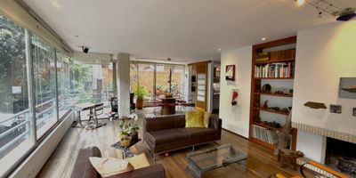 AQUÍ ESTA TU HOGAR CON ESTILO DE VIDA PREMIUM FRENTE AL PARQUE DEL VIRREY, LA ZONA #1 DEL RANKING POR SU UBICACIÓN PRIVILEGIADA. EL APARTAMENTO QUE TODOS BUSCAN Y POCOS ENCUENTRAN. PORQUE  TU TIEMPO VALE ORO,  ESTE APARTAMENTO TE AHORRA DESPLAZAMIENTOS INNECESARIOS; TODO LO QUE NECESITAS ESTA A MENOS DE 5 MINUTOS CAMINANDO: RESTAURANTES, CAFÉS PREMIUM DE LA ZONA, CINES Y CENTROS COMERCIALES: ANDINO, ATLANTIS,  OFICINAS, CLÍNICA DEL COUNTRY, GINMNASIO. IDEAL PARA QUIENES ENTIENDEN QUE LA UBICACIÓN NO SE NEGOCIA. SON 185M² INTELIGENTEMENTE DISTRIBUIDOS MAS UNA TERRAZA ÚNICA  DE 45M² PRIVADA AL AIRE LIBRE, TU OASIS URBANO CON VISTAS AL PARQUE!!!  EDIFICIO CON VIGILANCIA 24/7 Y PORTERÍA, RODEADO DE SOLO VECINOS QUE VALORAN LA CALIDAD DE VIDA Y LA PRIVACIDAD. ZONA SOCIAL AMPLIA CON VISTA A LOS ARBOLES DEL  PARQUE, 3 HABITACIONES Y 3 BAÑOS ; FUNCIONALIDAD TOTAL. IDEAL PARA FAMILIAS QUE VALORAN LA CALIDAD DE VIDA. LA BÚSQUEDA TERMINA AQUÍ,  AGENDA UNA VISITA PARA QUE PUEDAS ACCEDER A EL. ADRIANA BLANCO INMOBILIARIA TU NUEVO PATRIMONIO CRECE AQUÍ CON RESULTADOS TANGIBLES