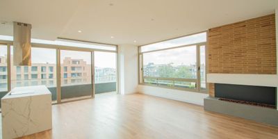 NODO 97 – Arriendo en la Calle 97, Bogotá
Vive en uno de los sectores más privilegiados del norte de Bogotá, con acceso rápido a la Autopista Norte, NQS y Calle 100. Cerca de servicios clave como Clínica Los Nogales, Carulla, Farmatodo, parques y ciclorrutas.

Apartamentos modernos y funcionales, con balcón o terraza, diferentes distribuciones y opciones de penthouse.

Amenidades destacadas: coworking, sala de juntas, gimnasio, zona de pilates/yoga, pista de trote, terraza BBQ con fire pits, salón y terraza infantil, lobby con car lobby, CCTV, área para domiciliarios y parqueaderos para patinetas y bicicletas eléctricas.

Arrienda en NODO 97 y vive con comodidad, conectividad y estilo.