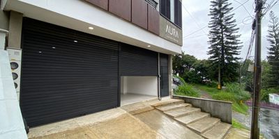 Arriendo Local comercial en Robledo Palenque, con un área de 100 metros aproximadamente. Sobre vía principal excelente transporte público, diagonal a la institución Educativa Presencia Colombo Suiza. Cuenta con salón amplio sin divisiones ni obstáculos, red de gas, instalación lista para cocineta, 1 baño con lava trapero. Sí desea agendar cita para ver este local comunícate con Palmanova Inmobiliaria