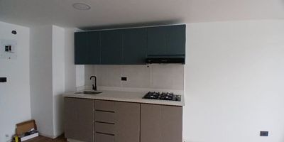 Área 60 metros, Área patio 25m, 2 habitaciones (Una familiar con closet y la otra pequeña sin closet), 2 baños, cocina integral, sala comedor, zona de ropas, calentador, el apartamento NO cuenta con parqueadero ni cuarto útil.
