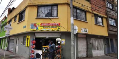 Gran oportunidad de negocio para REMODELAS  Casa ubicada en el occidente de Bogotá, sector las ferias localidad de Engativá, La casa está ubicada en una zona comercial e industrial con excelentes vías de acceso, lo que la hace ideal para aquellos que buscan un espacio para vivir y trabajar. Ideal para bodega, industria o cualquier tipo de negocio o proyecto. Su ubicación privilegiada por las vías de acceso calle 68, calle 80, avda. 68, avda Rojas, Av Boyacá entre otras y por ser un sector con gran desarrollo industrial en el que se encuentran bodegas, fabricas y diversos negocios, así mismo su cercanía a la Plaza de las Ferias la hace aun mas apetecida para cualquier tipo de desarrollo PIME. cita previa Cita Previa.. Robert Esparza 3222101918     Jacqueline Martín 3118982171 
Inmobiliaria Carlos Durán y Asociados. ........Contáctanos también por WhatsApp .......WWW.INMOBILIARIACARLOSDURAN.CO
Aseguramos con SURA; Pregúntenos por el VIDEO de la propiedad, y el formulario de la aseguradora.....Instagram: inmobiliaria_carlosduran
www.inmobiliariacarlosduran.co