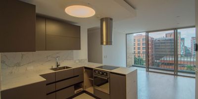 NODO 97 – Arriendo en la Calle 97, Bogotá
Vive en uno de los sectores más privilegiados del norte de Bogotá, con acceso rápido a la Autopista Norte, NQS y Calle 100. Cerca de servicios clave como Clínica Los Nogales, Carulla, Farmatodo, parques y ciclorrutas.

Apartamentos modernos y funcionales, con balcón o terraza, diferentes distribuciones y opciones de penthouse.

Amenidades destacadas: coworking, sala de juntas, gimnasio, zona de pilates/yoga, pista de trote, terraza BBQ con fire pits, salón y terraza infantil, lobby con car lobby, CCTV, área para domiciliarios y parqueaderos para patinetas y bicicletas eléctricas.

Arrienda en NODO 97 y vive con comodidad, conectividad y estilo.