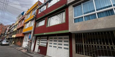 Descubre esta impresionante casa ubicada al norte de la ciudad. Con 5 amplias habitaciones y 3 elegantes baños, este hogar ofrece un espacio perfecto para toda la familia. Con 200 metros cuadrados de confort y estilo, cada rincón ha sido diseñado con atención al detalle. Además, cuenta con 3 parqueaderos para tu comodidad. No pierdas la oportunidad de vivir en este lugar único que te brindará la calidad de vida que mereces. ¡Bienvenido a tu nuevo hogar!