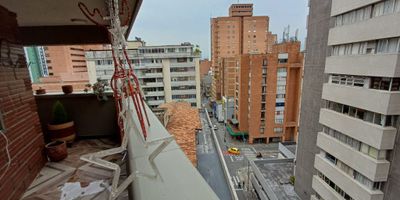 VENTA APARTAMENTO CENTRO DE MEDELLIN

Propiedad super bien ubicada en una zona cerca de todo.
Características principales:
    •    Área total: 250 M2
    •    piso: 10 Apartamento por piso
    •    Antigüedad: 30 años
    •    Estrato: 5
Distribución y espacios:
•	4 habitaciones 2 con baño y vestier más servicio.
•	3 baños más servicio.
•	Amplia zona social para sala, comedor con excelente iluminación natural.
•	Cocina integral abierta con barra americana
•	Balcón super amplio
•	Piso en madera y cerámica.
•	Estudio y/o biblioteca
•	Iluminación natural.
•	Apartamento muy ventilado e iluminado.
•	Ventanas antiruido.
•	Chimenea a gas.
Parqueaderos independiente y cuarto útil
Valores:
    •    Precio de venta: $ 800 millones
    •    Administración: $ 798.000
    •    Impuesto predial anual aprox: $ 2´800.000

Seguridad y zonas
    •    Portería y vigilancia 24/7
    •    Circuito cerrado de televisión
    Apartamento cerca de: Centros comerciales, parque Bolívar, restaurantes etc.

Date