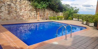 VENTA DE APARTAMENTO –  MENGA (Norte de Cali)

 Área: 60 m²
 Piso 3 (sin ascensor)
 Precio: $185.000.000
 Administración: $305.000
 Libre de deudas y gravámenes – Listo para escriturar

 Características del Apartamento
 2 habitaciones con clóset
Habitación principal con baño privado
 Baño social
 Estudio o tercera habitación
 Sala–comedor
 Balcón con hermosa vista
 Cocina semi–integral
 Zona de oficios

 Zonas Comunes del Conjunto
 Parqueadero comunitario
 Piscina
 Salón social / Kiosko
 Vigilancia 24 horas
 Ubicación Estratégica

Cerca a:
 Supermercados
 Colegios
 Centros comerciales
️ Aeropuerto
Fácil acceso a transporte

 Contáctame para agendar visita o recibir más información.-YY.