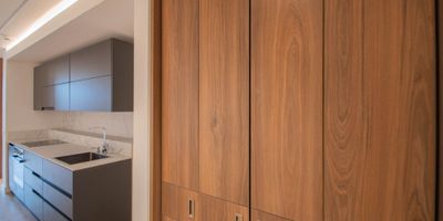 NODO 97 – Arriendo en la Calle 97, Bogotá
Vive en uno de los sectores más privilegiados del norte de Bogotá, con acceso rápido a la Autopista Norte, NQS y Calle 100. Cerca de servicios clave como Clínica Los Nogales, Carulla, Farmatodo, parques y ciclorrutas.

Apartamentos modernos y funcionales, con balcón o terraza, diferentes distribuciones y opciones de penthouse.

Amenidades destacadas: coworking, sala de juntas, gimnasio, zona de pilates/yoga, pista de trote, terraza BBQ con fire pits, salón y terraza infantil, lobby con car lobby, CCTV, área para domiciliarios y parqueaderos para patinetas y bicicletas eléctricas.

Arrienda en NODO 97 y vive con comodidad, conectividad y estilo.