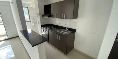 Se arrienda apartamento ubicado en unidad residencial, cuenta con 3 habitaciones con closet, sala comedor, cocina integral, zona de ropas, sala comedor, estudio y balcón, agenda cita Robinson Guisao 3013959075