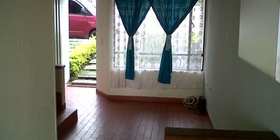 Se arrienda linda casa 60mts2 , antejardín ,2 pisos , balcón, 3 habitaciones, 2 baños, sala, comedor, cocina semi integral, patio, z. lavandería, garaje, estrato 3, servicios agua , luz, gas natural, excelente luminosidad y aire fresco en conjunto cerrado Urbanización Andalucía tipo campestre, bordeado por naturaleza,  zonas verdes, jardines , parque infantil , piscina, quiosco de reuniones , zona B.B.Q , tienda, muy seguro , muy tranquilo, ubicado en el centro de Fusa , vigilancia privada las 24 horas, cámaras de vigilancia, vista panorámica al Sumapaz, excelente acceso transporte,  el valor del  canon incluye la cuota de la administración. 