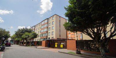 Este acogedor apartamento de 74 m² ofrece espacios amplios y funcionales, con 3 habitaciones, 2 baños, sala-comedor con excelente iluminación natural, cocina integral y zona de ropas independiente. Incluye garaje doble cubierto, depósito, salón comunal y vigilancia privada 24/7, brindando comodidad y seguridad.  Ubicado en Prado Pinzón, un sector residencial tranquilo y de alta valorización, rodeado de parques, zonas verdes y con fácil acceso a la Autopista Norte, Avenida 19 y Calle 140. Disfruta de la cercanía a centros comerciales como Santafé, Pepe Sierra, supermercados, colegios, restaurantes y una amplia oferta de servicios que hacen de este lugar una excelente opción para vivir.