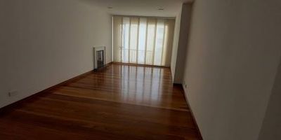 Apartamento de 89 mtrs ,tres alcobas ,dos baños ,balcón en buen estado ,cuenta con una super ubicación de fácil acceso y facilidad de transporte .