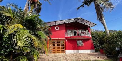 Finca espectacular en Rionegro – 2.200 m² de naturaleza y comodidad. Incluye dos casas independientes en una misma propiedad.Casa principal (170 m²): • 3 habitaciones amplias • 3 baños completos • Jacuzzi • Patio de ropas y cuarto útilCasa secundaria (70 m²): • Habitación amplia • Medio baño • Dos decks con hermosas áreas exterioresPlus de la propiedad: • Estrato 4 • A solo 1 km de la autopista • Entorno campestre con excelente accesibilidad