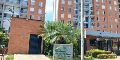 Este acogedor apartamento se encuentra ubicado en una de las zonas más atractivas de la ciudad de Cali, en el departamento del Valle del Cauca. Con una estratégica ubicación, en una tranquila urbanización cerrada, este inmueble ofrece todo lo necesario para disfrutar de un cómodo y tranquilo estilo de vida en una de las ciudades más importantes de Colombia.

Con una amplia área construida de 60 M2, este apartamento cuenta con 3 alcobas y 2 baños, lo que la hace ideal para familias pequeñas o parejas que deseen un espacio acogedor y funcional para vivir. Además, todas las habitaciones cuentan con armarios empotrados que te permitirán mantener todo en orden y con un balcón que ofrece una vista panorámica de la ciudad.

Una de las ventajas de este inmueble es que admite mascotas, por lo que no tendrás que preocuparte por dejar a tu fiel compañero fuera de casa. Además, cuenta con un baño auxiliar y un baño en la habitación principal, lo cual te ofrecerá mayor comodidad y privacidad en tu día a día.

El apartamento cuenta con una moderna barra estilo americano que conecta la cocina integral con la sala de estar, lo que crea un ambiente amplio y perfecto para recibir visitas y compartir en familia. Además, está equipado con un calentador y clósets para un mayor confort y organización.

En cuanto a las características externas, este inmueble tiene acceso pavimentado y parqueadero para visitantes, lo que hace más sencillo el acceso y la comodidad de tus invitados. Además, su ubicación te ofrece la posibilidad de estar cerca de centros comerciales, colegios y universidades, así como de parques y zonas deportivas para que puedas disfrutar de un estilo de vida activo y saludable.

La urbanización cerrada en la que se encuentra el apartamento cuenta con piscina para disfrutar en los días de calor, zonas verdes que le aportan frescura y tranquilidad al ambiente, así como centro médico y club social para tu bienestar y entretenimiento.

En resu