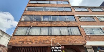 Apartamento en venta
Hermoso apartamento de 80 m² ubicado en el quinto piso. Cuenta con una excelente distribución: dos habitaciones, dos baños, estudio y parqueadero lineal cubierto. Una opción ideal para quienes buscan comodidad y funcionalidad en un espacio bien aprovechado. Cod: 912