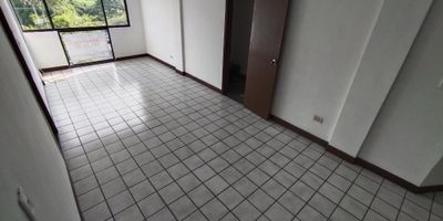 ALQUILER: apartamento en el  norte barrio Versalles, ideal para estudiantes o trabajadores del sector. Consta de dos habitaciones con closet la principal  con baño, sala, comedor, cocina, baño socia completo, baño en zona de oficios, acceso a hermosa y amplia terraza en el último piso, parqueadero privado cubierto. Cercano al sector de la salud y educativo, terminal de transporte, diferentes vías de acceso. Cuarto piso sin ascensor. INFO:. 3112405041 JOHN JAIRO MONTOYA