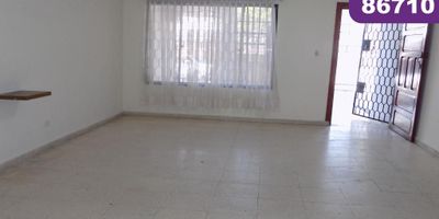 Casa de primer piso en Arriendo / Venta , ubicada en el sector de Ciudad Jardín, al norte de la Ciudad de Barranquilla, de fácil acceso y transporte, sector tranquilo y cercano a colegios, universidades, centros comerciales, parques, almacenes de cadena e iglesias. La casa cuenta con amplios espacios, sala comedor, área de estar de alcobas, 4 alcobas grandes, baño privado y auxiliar, alcoba y baño para el servicio, cocina integral, área de labores, cajas de aire, un gran patio, 1 garaje externo en el cerramiento y otro garaje privado con portón.
