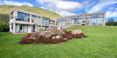 FLOR JIMENEZ.  Lindísima, super exclusiva, conjunto cerrado en la Calera, muy nueva, con excelentes acabados, dos niveles, gran sala comedor con chimenea, estudio y estar, linda y amplia cocina abierta, comedor auxiliar, cuatro amplias alcobas con baño privado, más baño social, 4 amplios balcones, terraza, cuarto y baño de servicio o apto. independiente con cocina. Lindos jardines. Gran salón social, con salón comunal, gimnasio, zona húmeda, cancha de tenis, parque, zonas verdes, sendero peatonal. Huerta comunal. En el valor del arriendo está incluida la administración.