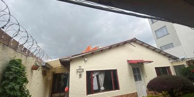 INF: FLOR JIMENEZ. Para Constructores, son 3 casas contiguas, uso múltiple, vivienda, comercial, educativo, de bienestar social, cultural, empresarial, dotacional, de servicios alimentarios, entretenimiento, almacenes por departamentos, parqueaderos, locales, bodegas, entre otros. Excelentes vías de acceso y transporte cerca, estrato 3. Barrio Prado Pinzón. Excelente inversión.