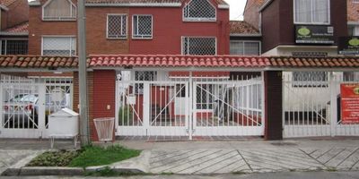 Nos permitimos invitarlos a visitar una excelente casa en arrendamiento, la cual se está remodelando y se encuentra ubicada a espaldas del Centro Comercial Niza, sector muy tranquilo y estratégico;  Su uso puede ser para Oficinas o para Vivienda, teniendo en cuenta que se encuentra muy cerca al Centro Comercial Bulevar Niza;  La casa cuenta con dos niveles y un star, dos áreas de estacionamiento,  tres alcobas, tres baños, adicional un área amplia en el primer nivel cubierta con marquesina, lo que le da una buena luz natural; además cuenta con cocina integral a gas, cuarto y baño de servicio y zona de lavandería;   Todos sus pisos están en cerámica y cuenta con amplios ventanales.  Vías de acceso tenemos la  Av. Suba, Av. Calle 127, Av. Boyacá,  entre otras.