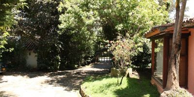 INF. FLOR JIMÉNEZ. Una oportunidad para construir tu proyecto en un espectacular terreno, rodeado de árboles y jardines, donde podrás disfrutar de paz y tranquilidad en medio de la ciudad con todas las facilidades de excelentes vías de acceso, comercio y transporte público cercano.