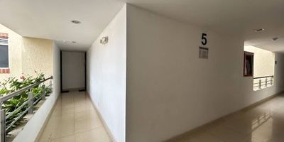 Hermoso apartamento interior con vista al oriente ,quinto piso,en chapinero alto , bien ubicado cerca de la carrera 7,con muy buena iluminación natural, consta de 2 alcobas ,sala comedor, cocina integral, un baño ,balcón ,deposito y un parqueadero independiente cubierto, el apartamento se entrega encortinado y con doble cerradura de seguridad.Edificio con ascensor ,citófono y portería 24 horas ,parqueadero de visitantes,terraza, zona BBQ, salón de eventos , un gimnasio pequeño y parque infantil 