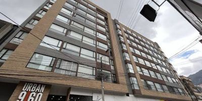 Apartaestudio amoblado en arriendo ubicado en el barrio Chapinero, con un área de 20 mtrs, situado en un cuarto piso con ascensor, ofrece un ambiente tipo loft con excelente iluminación natural, sala-comedor integrada, una habitación con clóset, estudio, cocina integral eléctrica, baño con calentador eléctrico y pisos laminados. El conjunto residencial cuenta con vigilancia 247, piscina, gimnasio, coworking y vista panorámica, con múltiples vías de acceso como la Calle 60, Carrera 9, Carrera 13, Calle 61, Avenida Caracas y Carrera 7, cercana a comercios, servicios y transporte público. para más información comuníquese con la ejecutiva comercial Lina Ramos al celular o whatsapp 3187078140, al correo lina.ramosinmobiliariasaliadas.com