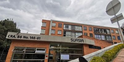 Apartamento en arriendo ubicado en el sector de Suba, con un área de 60 mts. Se destaca por su excelente iluminación natural y una distribución funcional que incluye sala-comedor, cocina integral a gas, zona de ropas independiente, tres habitaciones con clóset, dos baños con ducha eléctrica y un estudio. Cuenta con pisos en laminado y se encuentra en un quinto piso. El conjunto residencial ofrece zonas verdes, salón social, área infantil y vigilancia 247. Está ubicado en una zona residencial tranquila, con vías de acceso cercanas como la Carrera 86 y la Calle 146, lo que facilita la movilidad y el acceso a servicios. para más información comuníquese con la ejecutiva comercial Lina Ramos al celular yo whatsapp 3187078140 o al correo lina.ramosinmobiliariasaliadas.com