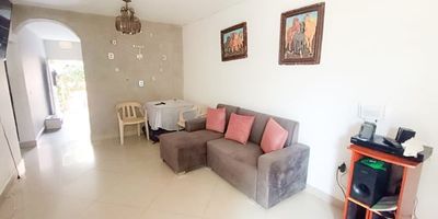 casa primer piso ubicada en san javier sector 20 de Julio, nos ofrece una área construida de 52.50 metros mas área libre de solar 75.50 metros para una área en total de 128 metros, 2 habitaciones, 1 baño, cocina integral, red de gas, piso en porcelanato