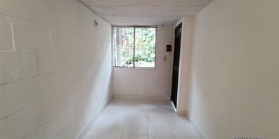 Aparta estudio de 30 m2 en primer piso, sala, alcoba, baño, cocina integral, red de gas, calentador, zona de ropas y piso en cerámica.Si deseas más información puedes escribir al WhatsApp 301 2157060