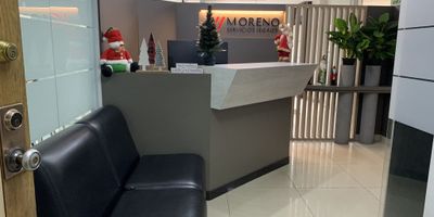 Presentamos una excelente oficina de 89 m² ubicada en la exclusiva zona del Centro Comercial Retiro, en un edificio con seguridad 24/7 y óptimas especificaciones corporativas. El espacio cuenta con divisiones para oficinas privadas, sala de juntas, cocina, dos baños privados, dos parqueaderos y acceso a dos ascensores, lo que garantiza comodidad y eficiencia en la operación diaria. Es una opción funcional, estratégica y altamente representativa para empresas que buscan proyectar solidez, prestigio e imagen corporativa desde su sede administrativa.