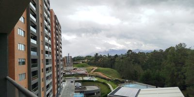 Apartamento para estrenar en Unidad Cerrada  Vista Impresionante y Comodidad Total

Vive en el corazon de San Antonio de Pereira! Este apartamento en unidad cerrada ofrece una vista impresionante hacia la reserva y acceso a servicios y comodidades de alta calidad.

- Piso 7 con vista panoramica
- 2 habitaciones, una habitacion con closet y otra con Vestier
- 2 banos completos
- Sala y comedor
- Cocina integral
- Zona de ropas
- Calentador de gas y red de gas para mayor comodidad
- Espacio para estudio
- Parqueadero y cuarto util
- Amenidades de la unidad:
- Lobby de recepcion en la torre
- Zonas verdes
- Piscina para adultos y ninos (climatizada)
- Cancha deportiva
- Salon multiple (coworking y gimnasio)
- Parque infantil
- Senderos para caminar y areas de descanso

Ubicado a minutos del parque principal, supermercados, farmacias y la zona comercial de San Antonio de Pereira.

Quieres conocerlo? Contactanos!