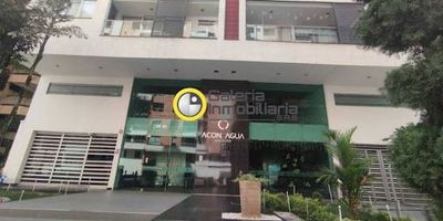 Apartamento en arriendo en Bucaramanga - Cabecera, cuenta con habitación principal, 2 habitaciones auxiliares con acceso a balcón, hall de estudio, 2 baños auxiliares, sala - comedor con balcón, cocina integral, zona de ropas, parqueadero doble. Adicional, la copropiedad cuenta con: Salón social, piscina, jacuzzi, turco, spa, zona infantil, gimnasio, sala de juegos, zona BBQ, terraza, ascensor, vigilancia 24 horas.