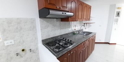 Apartamento en arriendo en la loma del indio. Apartamento de dos alcobas, alcoba principal con bañera, closet, balcón con vista a la ciudad, alcoba auxiliar con closet, sala comedor con piso laminado , salida a balcón, cocina integral, zona de ropas, garaje cubierto, piscina, gimnasio, placa deportiva, juegos infantiles, portería 24 horas.