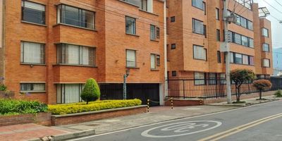 Deja de buscar. Este espectacular apartamento de 124 $m^2$ en el prestigioso sector de El Polo combina un espacio ideal con una ubicación inigualable.Ubicación Premium: Estarás "cerca de todo". Con acceso inmediato a la Autopista Norte, la estación Héroes y principales centros comerciales. La conveniencia es total.Tu Espacio Perfecto:3 amplias habitaciones.2 baños completos.Estudio independiente (¡ideal para teletrabajo!).Cocina independiente.Parqueadero cubierto.Ubicado en un tercer piso (sin ascensor), esta es la mejor relación precio-ubicación para quienes desean vivir o invertir en una de las zonas más valorizadas de Bogotá.¡Aprovecha este excelente precio y haz tu sueño realidad! Cod: 5297