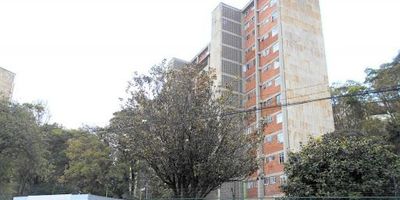 Exterior, el inmueble se encuentra ubicado en una zona estratégica de la ciudad rodeado de zonas verdes lo que realza su ambiente cálido y acogedor, con fácil acceso por la Carrera 30, Avenida Esperanza, Calle 26, cerca de Corferias.