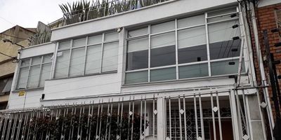 CASA PARA OFICINA. CANON MAS IVA. TRES NIVELES.PRIMER NIVEL. ANTE JARDÍN EN DONDE  SE PUEDEN UBICAR MESAS DE SOMBRILLA, RECEPCIÓN, SALA DE ESPERA CON CHIMENEA, SALÓN, TERRAZA ABIERTA CUBIERTA, TRES BAÑOS. PISOS EN CERÁMICA. COCINA,  CUARTO DE LAVANDERÍA. SEGUNDO NIVEL: HALL, CINCO ALCOBAS AMPLIAS, CINCO BAÑOS,ÁREA CERRADA DE DUCHAS DE CUATRO PUESTOS, PISOS  LAMINADO. TERCER NIVEL: HALL, DOS ALCOBAS, TRES BAÑOS. PISOS EN LAMINADO