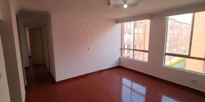 Apartamento en venta de 53 m2, con vista interior, ubicado en un 4to piso (Torre 8 Apto 404), acceso por escaleras. Consta de 3 habitaciones, 2 baños, sala comedor, cocina integral y zona de lavandería. Tiene piso laminado en habitaciones y cerámico en zona social, baños y cocina. El conjunto cuenta con zonas verdes, zona para niños, cancha múltiple, salón comunal, parqueadero comunal y vigilancia privada las 24 horas. Cerca a centro comercial Prado Verde y Miraflores; cerca a almacenes de cadena como Olímpica y Colsubsidio; cerca a Colegio Ciudad Verde y Chilóe; Vías de acceso por la Calle 33 y Carrera 38.
 h_property_nid_ref:  38748446326
 h_property_uuid_detail:  a54e458d-20d1-4604-a1d3-1571cec3579c
 ubicacion: Soacha,Ciudad Verde
 Inmueble ofertado por nuestro aliado HABI.