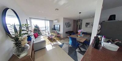 Apartamento en venta de 69m2, con vista exterior, ubicado en un 14arto piso (Torre 5 Apto 1434), acceso por ascensor, parqueadero propio cubierto (225). Consta de 2 habitaciones, 2 baños, sala comedor, cocina integral y zona de lavandería. Tiene piso cerámico en todas sus zonas. El conjunto cuenta con salones sociales, parque infantil, cancha, piscinas, gimnasio, salón de juegos, zona bbq y vigilancia privada las 24 horas. Cerca a centro comercial Portal del Prado; cerca a almacenes de cadena como Ara, Olímpica y D1; cerca a colegio Maria Auxiliadora; cerca a Universidad Libre, Simón Bolívar y Universidad de la Costa; cerca a estación de Transmetro La Catedral; Vías de acceso por la calle 53 y carrera 44.
 h_property_nid_ref:  49014623012
 h_property_uuid_detail:  bd4f663f-aaa4-4e40-963e-7e5cc7c0087c
 ubicacion: Barranquilla,Rosario
 Inmueble ofertado por nuestro aliado HABI.