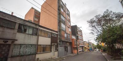 Apartamento iluminado, amplio y acogedor, ubicado en sector tranquilo y residencial, cercano a Planetario Distrital, Universidad Jorge Tadeo, Central y Centro Internacional. Vías de acceso Av. El Dorado, Cra. 4 y Av. Circunvalar.