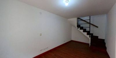 Casa en venta de 68 m2, con vista interior (Casa 68). Consta de 3 habitaciones, 2 baños, sala comedor, cocina integral y zona de lavandería. Tiene piso laminado en habitaciones y zona social y cerámico en baños y cocina. El conjunto cuenta con salón social, zonas verdes, parqueadero comunal y vigilancia privada las 24 horas. Cerca a centro comercial Mi Centro; cerca de almacenes de cadena D1; cerca a colegio Miguel Antonio Caro y Furatena; cerca a universidad Colegio Mayor de Cundinamarca; Vías de acceso por la Carrera 6 y Carrera 9.
 h_property_nid_ref:  43267308199
 h_property_uuid_detail:  32f627d8-f1fe-46b3-a4d0-f6d67ee05bd8
 ubicacion: Funza,México
 Inmueble ofertado por nuestro aliado HABI.