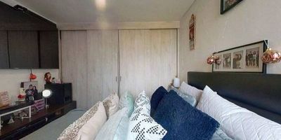 Apartamento en venta de 40m², con vista exterior, ubicado en un piso 13 (Torre 1 Apto 1307) y con acceso por ascensor. Ofrece 2 habitaciones, 1 baño, sala comedor, cocina integral y zona de lavandería, con piso laminado en la zona social y habitaciones, y piso cerámico en baño y cocina. El conjunto brinda gimnasio, salón comunal, zonas verdes, parque infantil, salón de juegos, zona BBQ y vigilancia privada las 24 horas. Su ubicación es ideal, cerca al centro comercial Hayuelos, a tiendas como D1, Ara, Éxito y Jumbo, al colegio Distrital Gabriel Betancourt Mejía Sede C, a paraderos del SITP y con vías de acceso por la Avenida Ciudad de Cali y la Calle 10B.
 h_property_nid_ref:  48438328210
 h_property_uuid_detail:  2a4bf1c1-78f4-4b99-b202-49459091b760
 ubicacion: Bogotá,El Vergel Oriental
 Inmueble ofertado por nuestro aliado HABI.